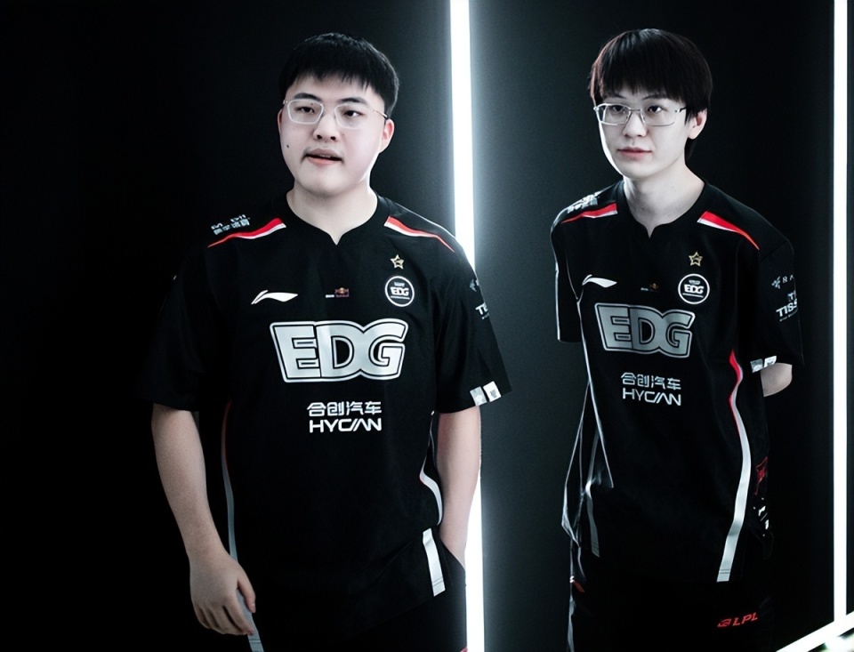 EDG险胜DFM，Uzi拿下关键大龙强强对话四强赛，成为赛场最大亮点